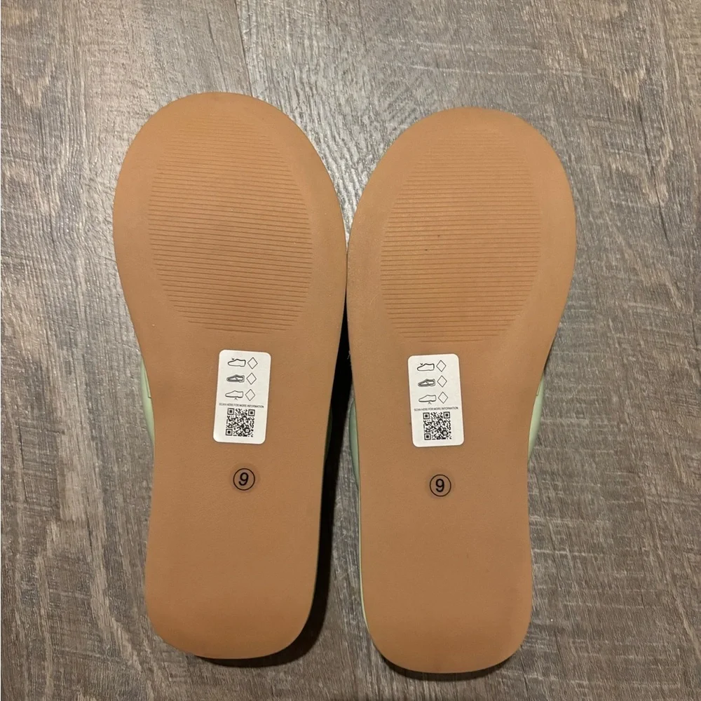 NWOT Women's Sage Green Platform Flip Flop Sandals - Picture 4 of 6